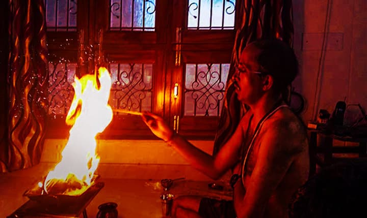 Astrólogo védico PVR Narasimhao executando homa, ritual do fogo